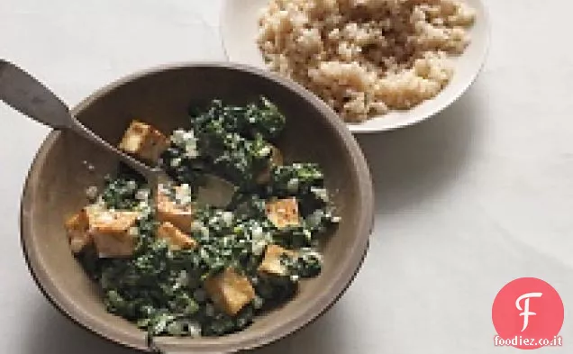 Tofu speziato con spinaci appassiti e yogurt