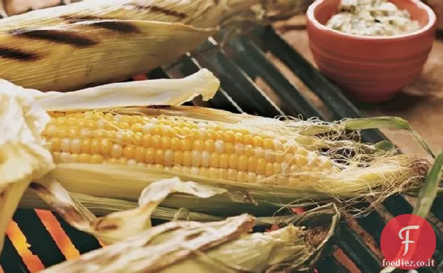 Mais grigliato con burro di coriandolo all'aglio