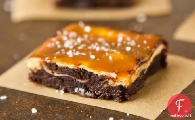 Vanilla Bean Cheesecake Fudge Brownies con caramello salato