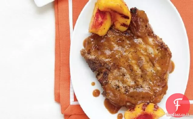 Braciole di maiale alla pesca alla griglia