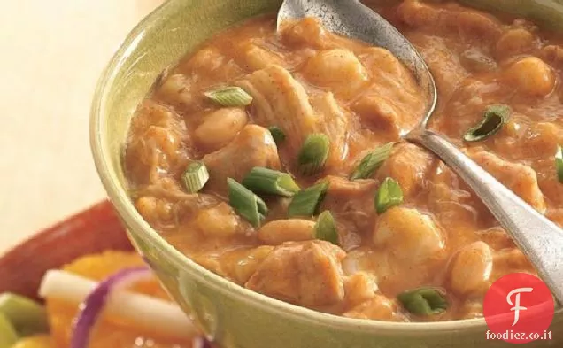 Peperoncino di pollo bianco a cottura lenta con Hominy