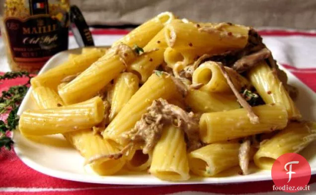 Rigatoni con carne di maiale tritata in salsa di crema di senape