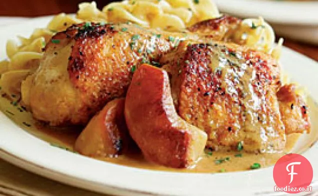 Cosce di pollo brasate con sidro, mele e senape