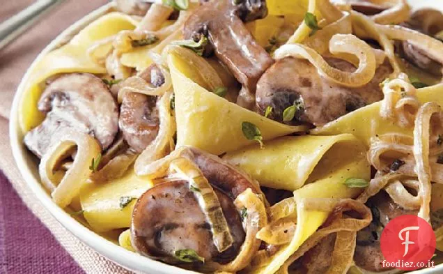 Pasta con salsa cremosa ai funghi alle erbe