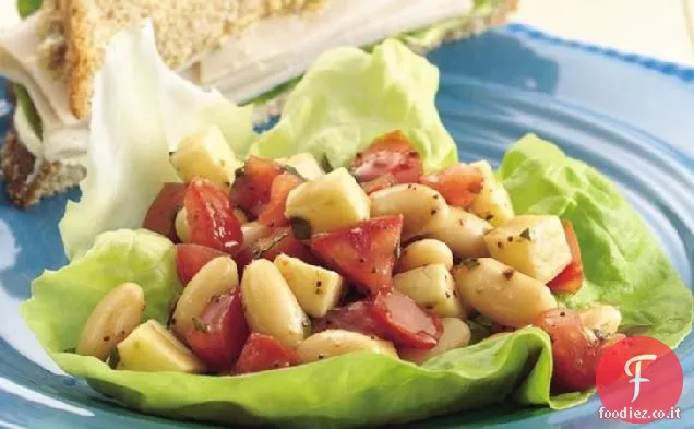 Insalata di fagioli bianchi, erbe e pomodori