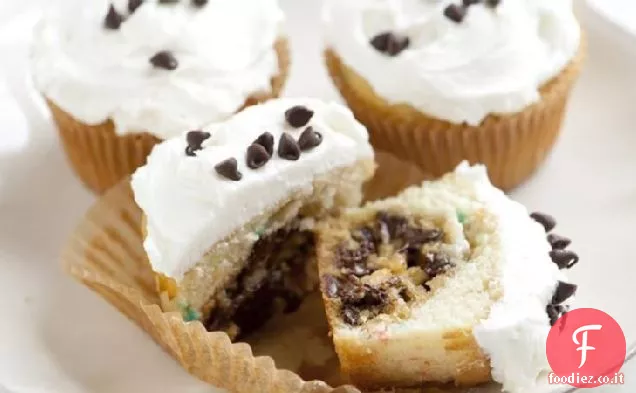 Cupcakes con chip arcobaleno farciti con biscotti
