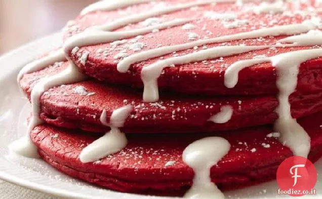 Frittelle di velluto rosso con crema di formaggio Topping