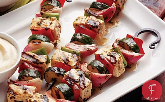 Kabobs di verdure di tofu con salsa di immersione di senape