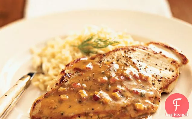 Cotolette di pollo arrosto in padella con salsa di aneto di acero e senape