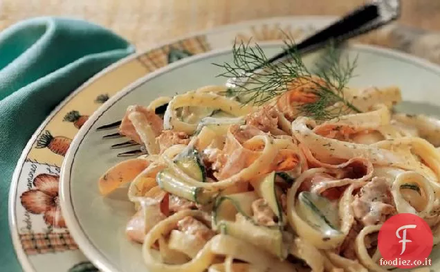 Insalata di pasta con salmone e aneto