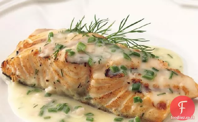 Salmone alla griglia con salsa di burro alle erbe e limone