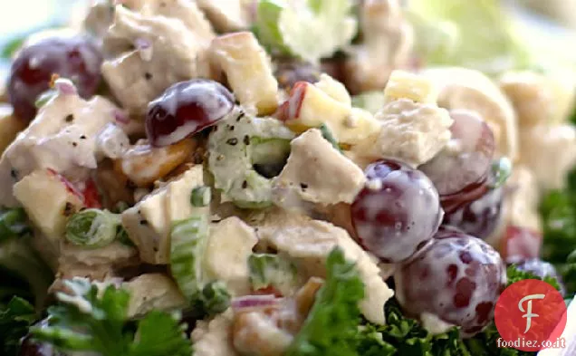 Insalata di pollo con uva, anacardi, mele e aneto fresco