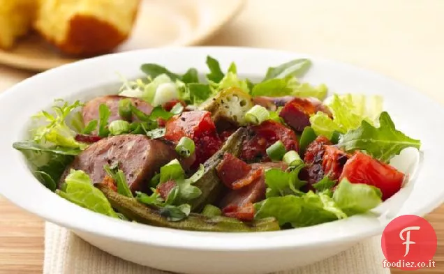 Salsiccia alla griglia Gombo e insalata di pomodori