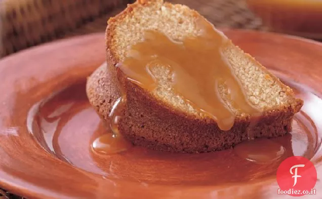 Torta di zucchero di canna con salsa di zucchero di canna burrosa