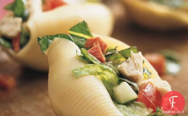Insalata di chop italiana in conchiglie