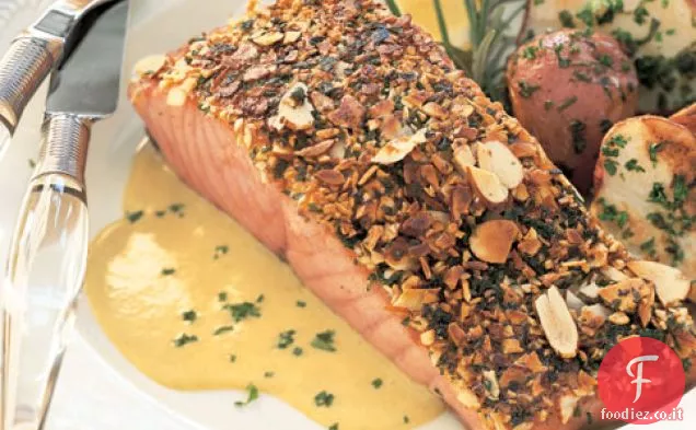 Salmone in crosta di mandorle con crema di porri e limone