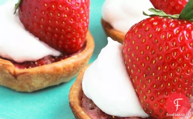 Mini Crostate di rabarbaro alla fragola