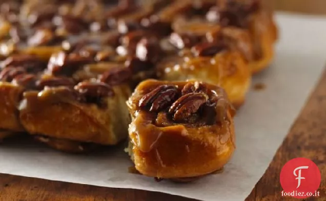 Rotoli appiccicosi al caramello e pecan