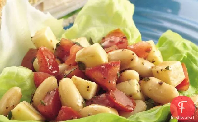 Insalata di fagioli bianchi, erbe e pomodori