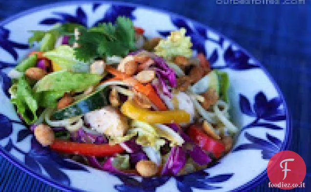 Insalata tailandese di noodle di arachidi