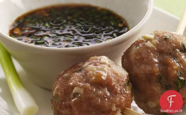 Spiedini di polpette vietnamite con salsa di immersione