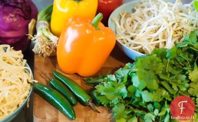 Insalata di noodle asiatica