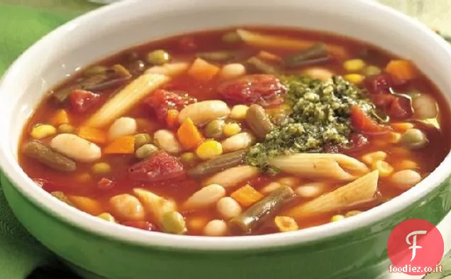 Zuppa di verdure italiana a cottura lenta con fagioli bianchi