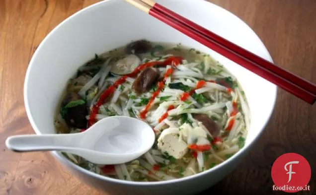 Tofu e zuppa di noodle Shiitake