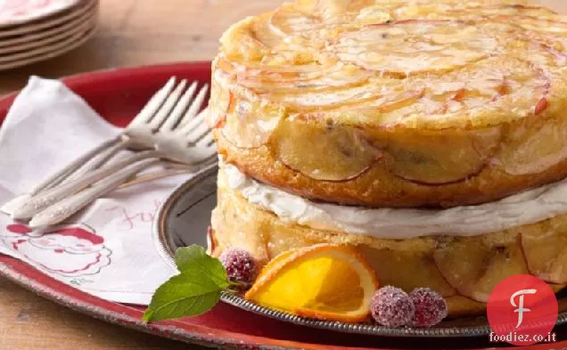 Torta di mele capovolta con frutta imbevuta di whisky
