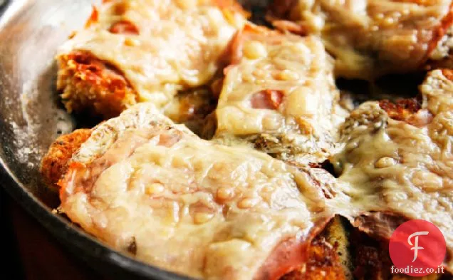 Una padella dentro-fuori pollo Cordon Bleu