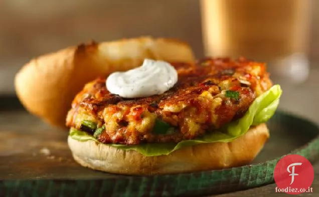 Hamburger di salmone con salsa di panna acida e aneto