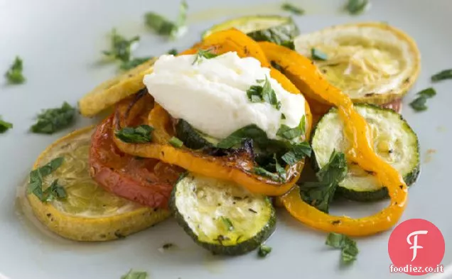 Insalata di verdure estive arrosto con ricotta