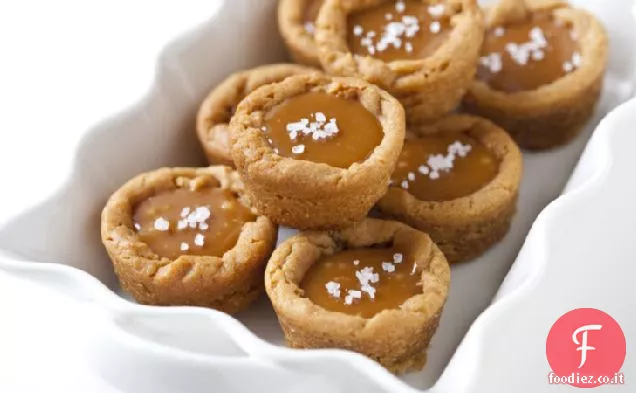 Tazze di biscotti al caramello salato