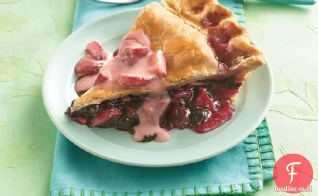 Torta di mele e mirtilli con salsa di fragole