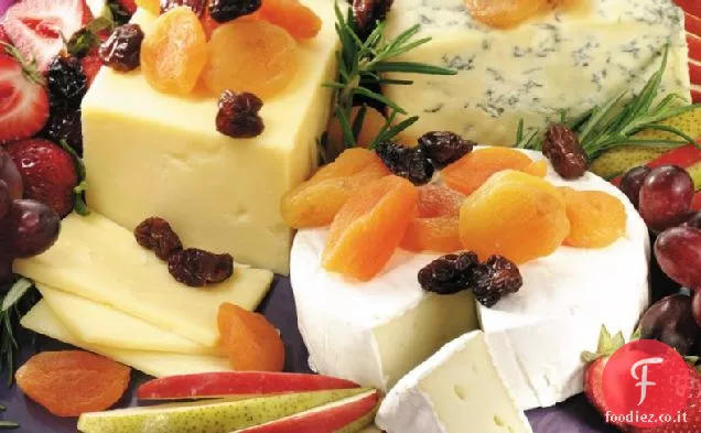 Elegante piatto di formaggi e frutta