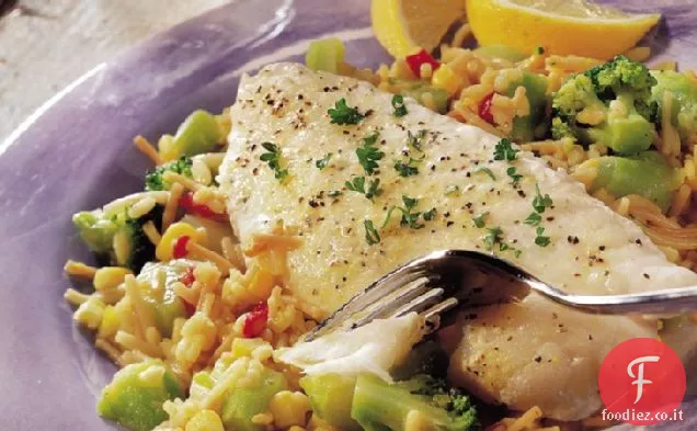 Pesce al limone su verdure e riso