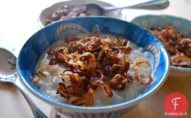 Gingery Congee con carne di maiale e scalogni croccanti