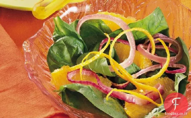 Insalata di spinaci freschi, arancia e cipolla rossa