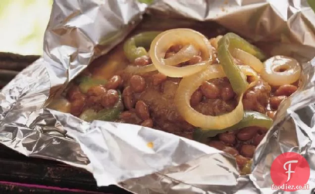 Pacchetti di fagioli e hamburger alla griglia del vecchio West