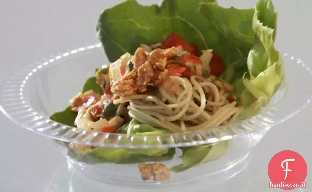 Involucro di pollo asiatico con salsa di peperoncino e mais al caramello