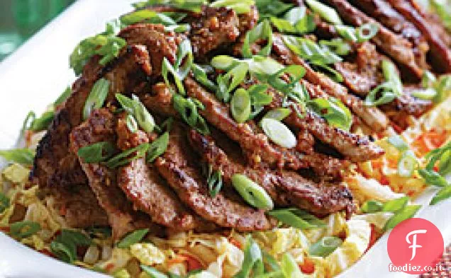Medaglioni di maiale speziati in stile coreano con slaw asiatico