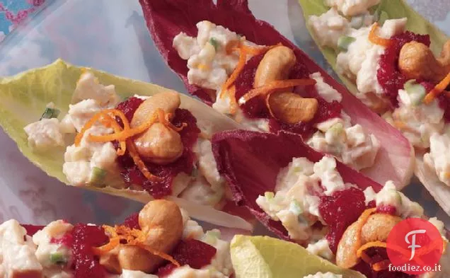 Indivia con insalata di pollo al mirtillo arancione