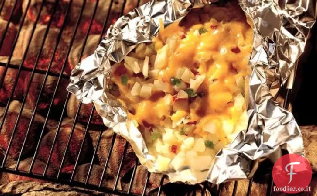 Pacchetto di patate al formaggio alla griglia