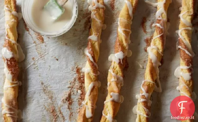 Torsioni di cannella senza glutine con glassa alla vaniglia