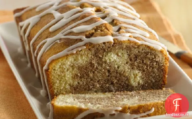 Senza glutine cannella Roll Pound Cake con vaniglia pioggerellina