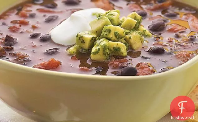 Zuppa di fagioli neri con salsa di avocado