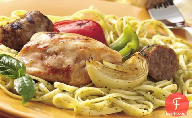 Pollo alla griglia, Salsiccia, Cipolle e peperoni su Linguine