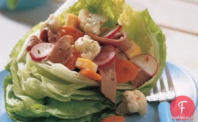 Manzo e verdure su barche lattuga