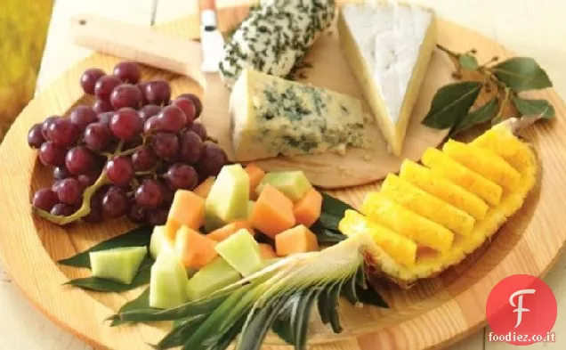 Piatto di frutta e formaggio