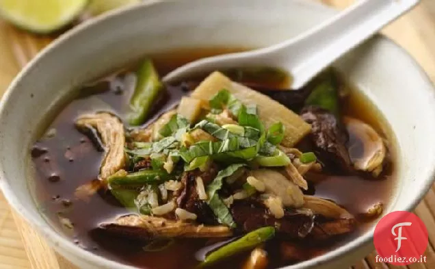 Zuppa di pollo ai funghi asiatici